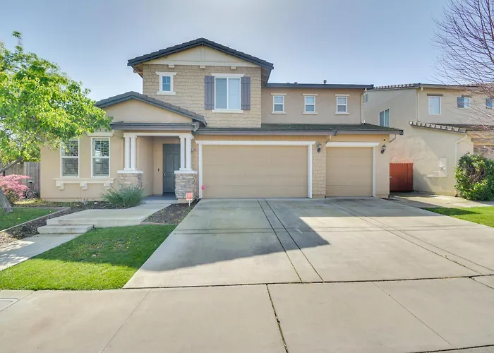4 Mi To Dtwn Merced: Spacious Home W/ Yard!