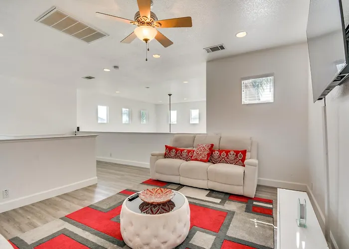4 Mi To Dtwn Merced: Spacious Home W/ Yard!