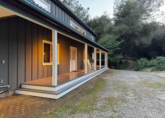 Peaceful & Secluded, Yet Close To Town.