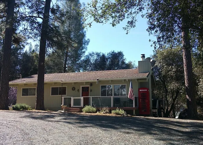 Lovely Mountain Lake Chalet By Yosemite: Equipped!